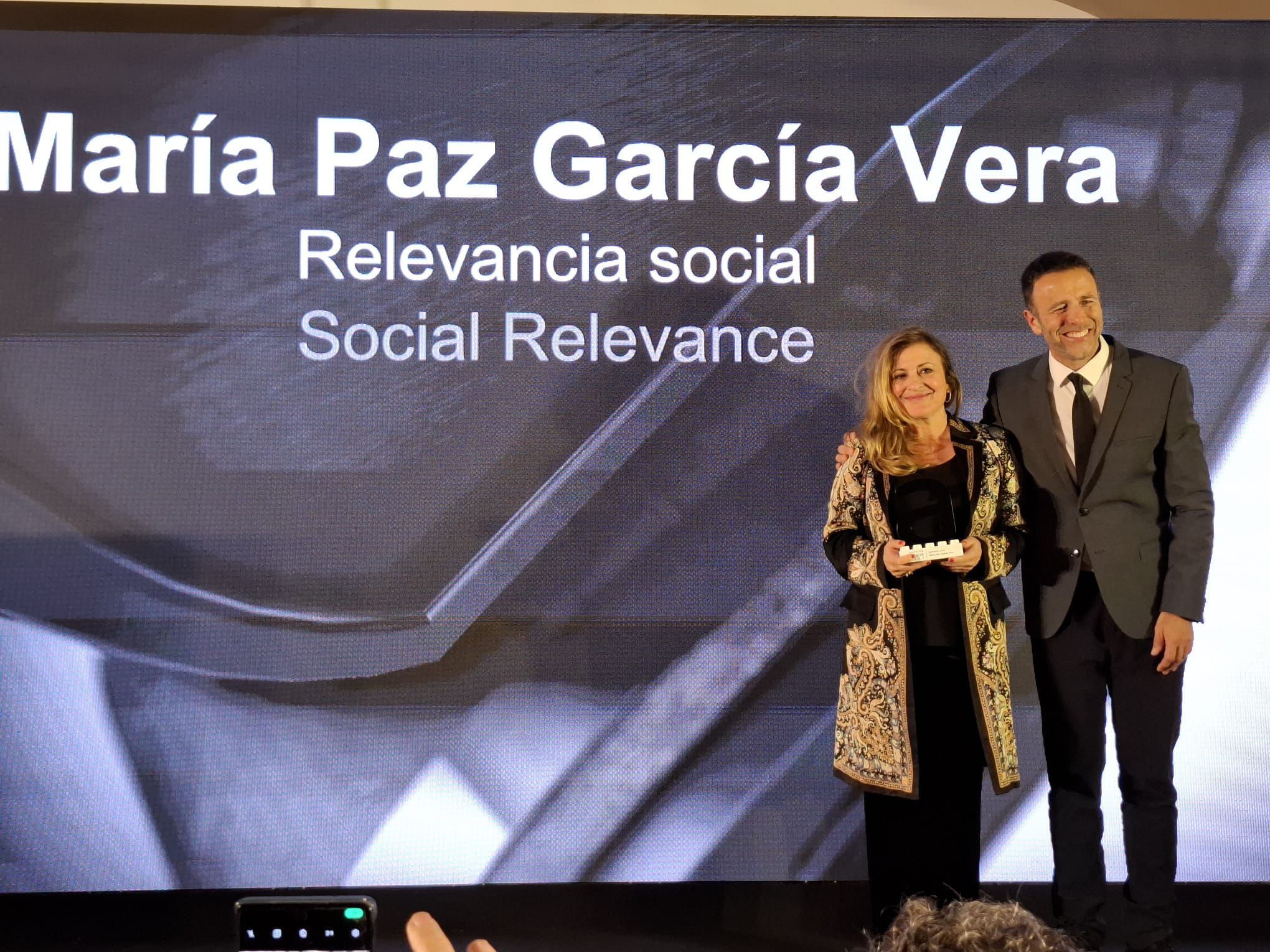 La Prof.ª María Paz García-Vera recibe el Premio AITANA a la Relevancia Social